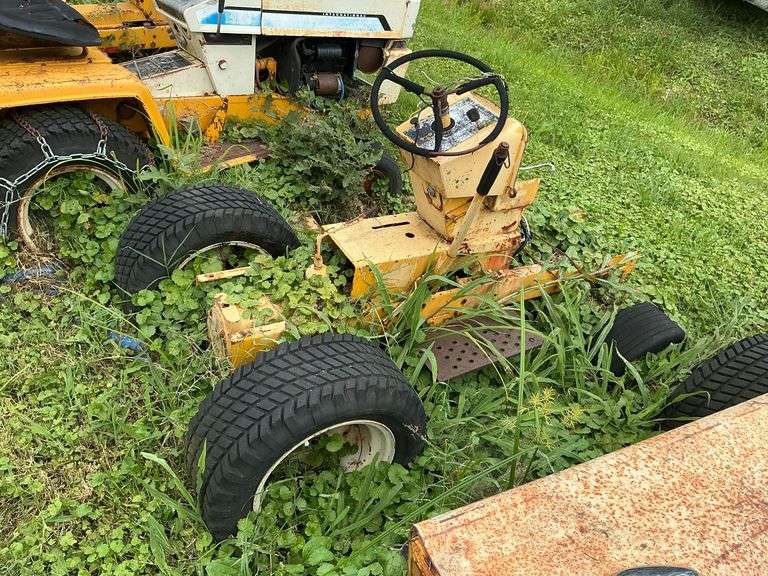 Cub Cadet lawn tractors FOR PARTS ONLY and rolling chassis image