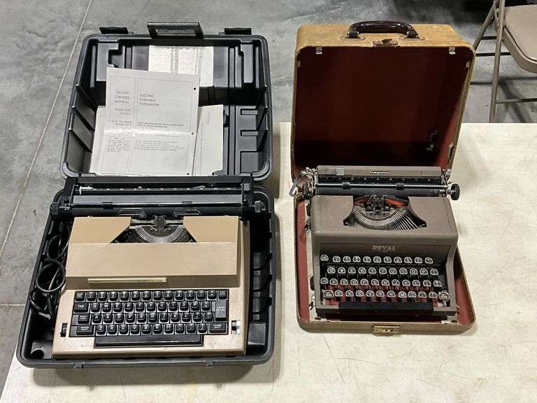 Companion manual typewriter in case image
