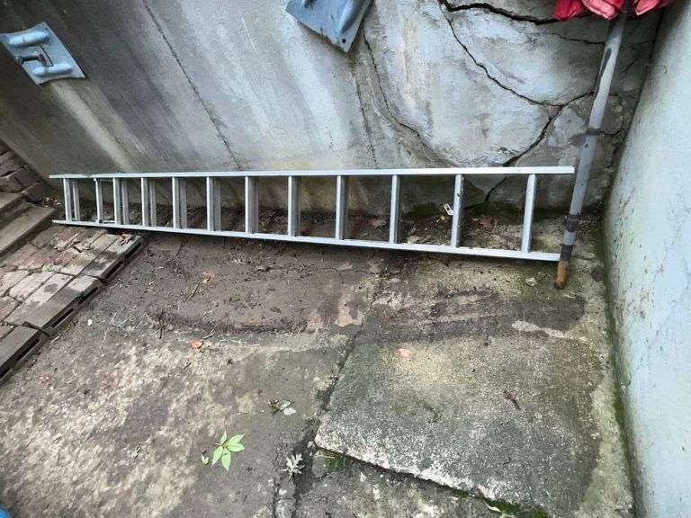 24' aluminum extension ladder image