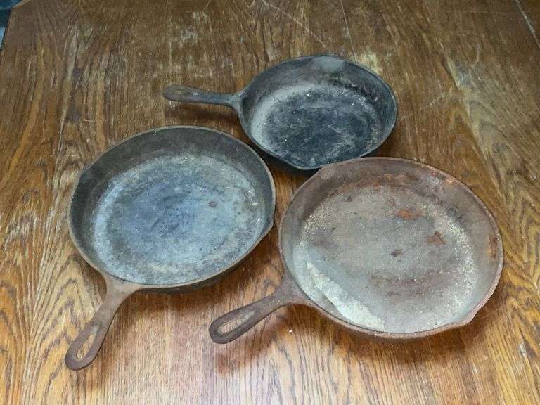 Lodge cast iron 10 1/2" skillet, Wagner cast iron skillet image