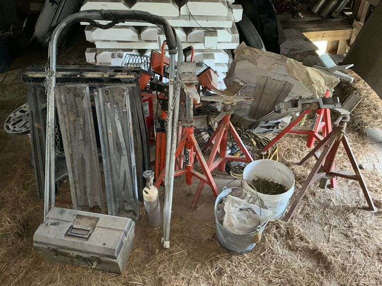 Ridgid pipe stand, work lights, saw horses, etc. image