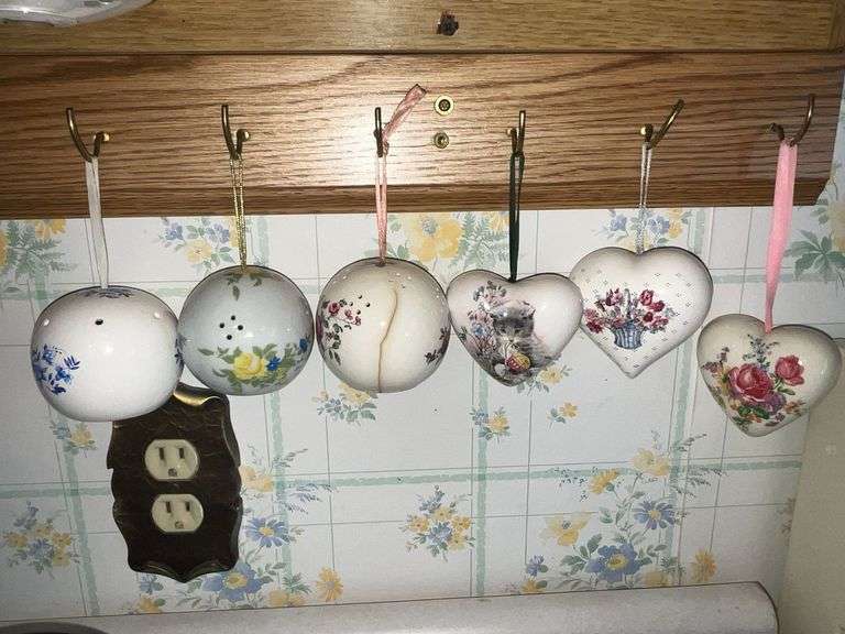 Ceramic potpourri balls image