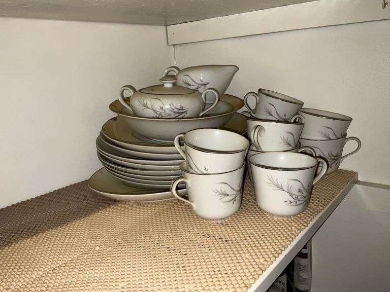 Castlecourt fine china "Wheat Spray" dish set image