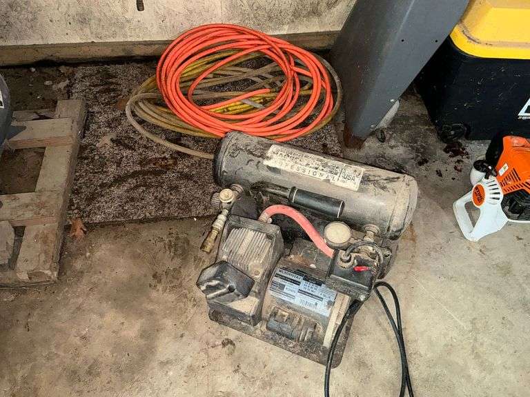 Air compressor, 1 1/2 hp, 4 gallon image