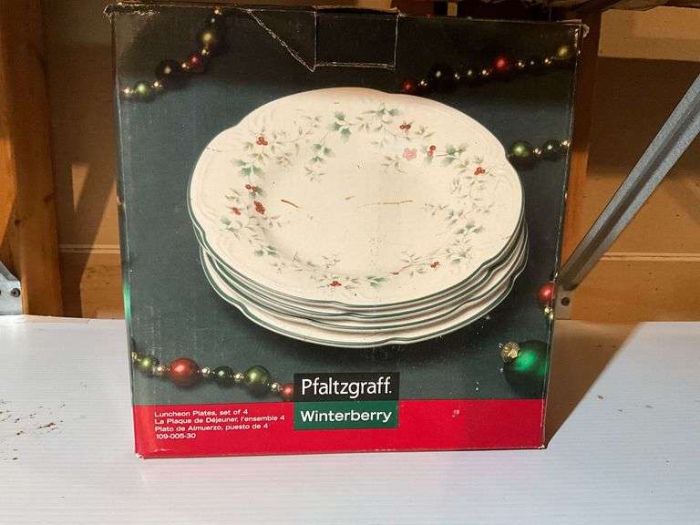 Pfaltzgraff Winterberry image