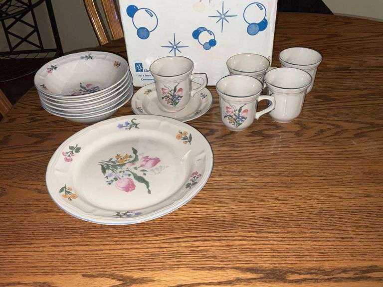 Gibson stoneware dish set image
