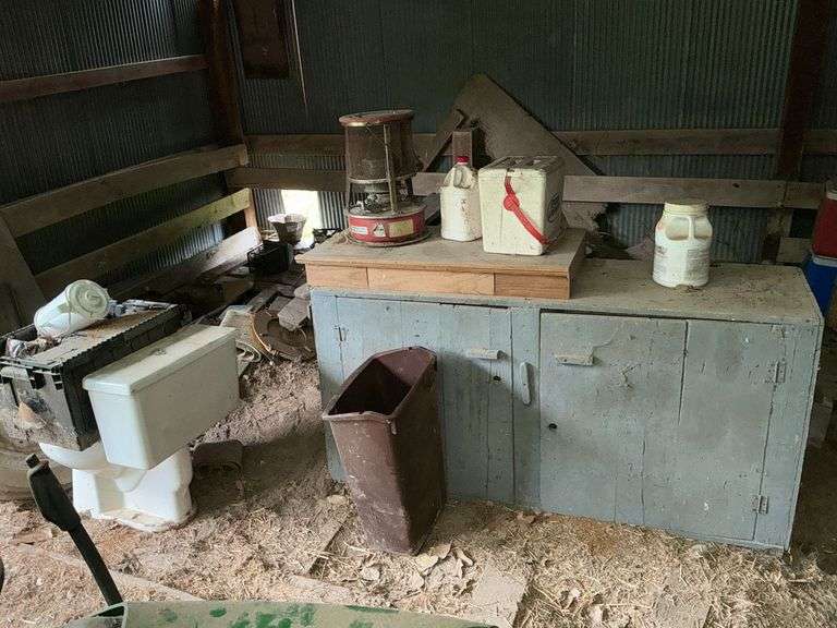 Contents of SW corner of barn image