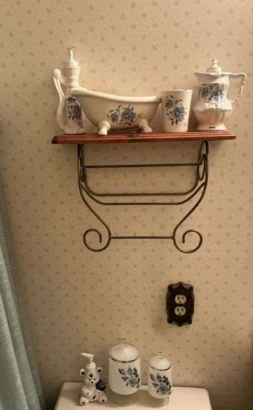 Bathroom decorations, soap dish, lotion bottle, etc. image