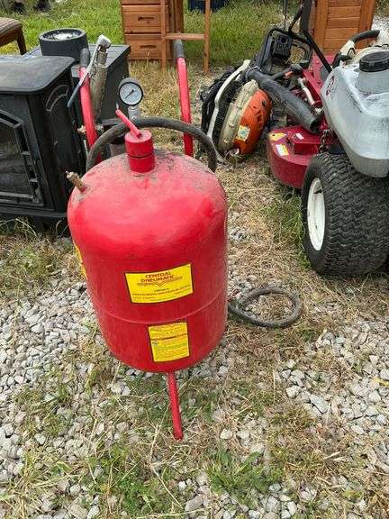 Central Pneumatic pressurized abrasive blaster image