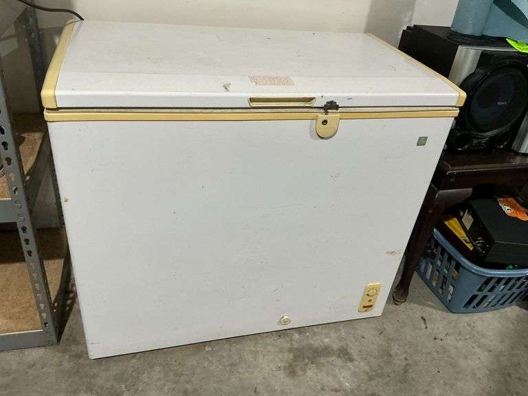 GE small chest freezer, working condition image