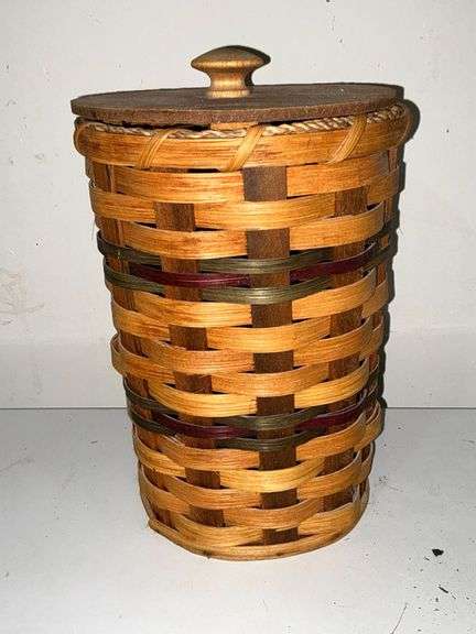 Handmade basket with lid by Mose E. Bontrager, Clark, MO 10-26-06 image