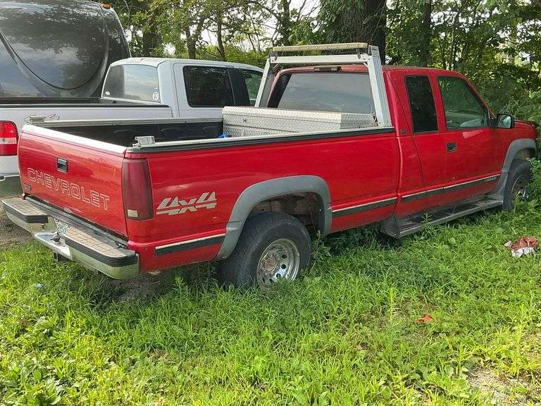 1995 Chevy 2500 4-wheel drive Cheyenne, shows 154,676 miles image