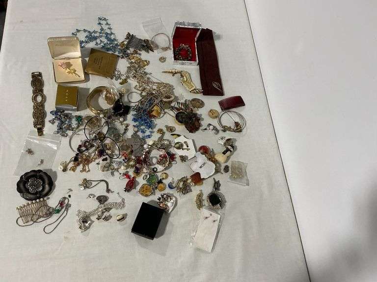 Costume jewelry image