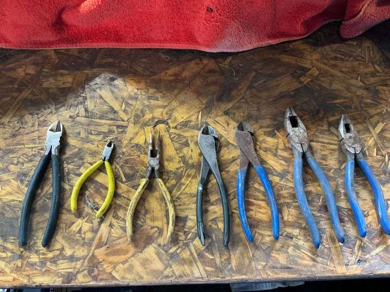 Wire cutting pliers image