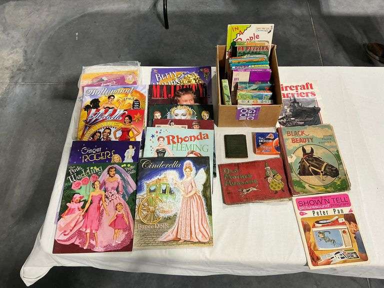 Paper dolls, children's books image