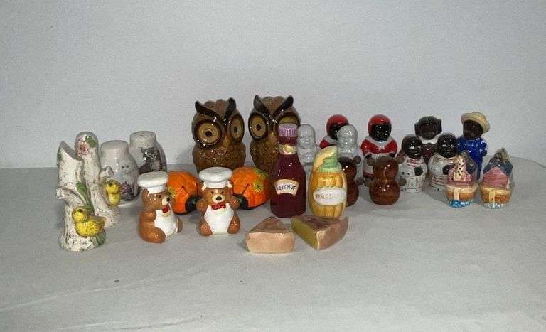 Salt & pepper shakers image
