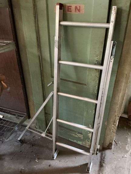 Aluminum 5' ladder with stabilizers image