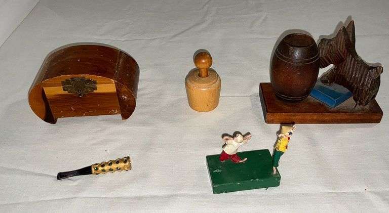 Dog with barrel pencil holder, Busnell, Il cedar box image