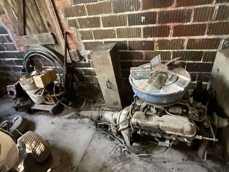 Ford V-8 motor, automatic transmission, post vise image