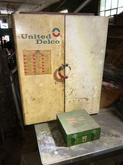 United Delco parts cabinet, broken handle on front image