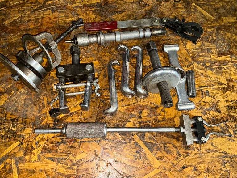 Assortment of automotive pullers image