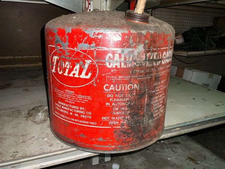 5 gallon metal gas can. image