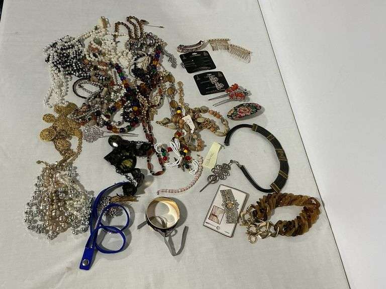 Costume jewelry image