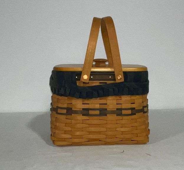 Longaberger Collector's Club 1998 Collector's Edition basket with wooden lid, cloth liner and plastic liner image
