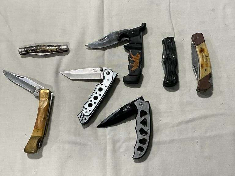 Assortment of folding knives image
