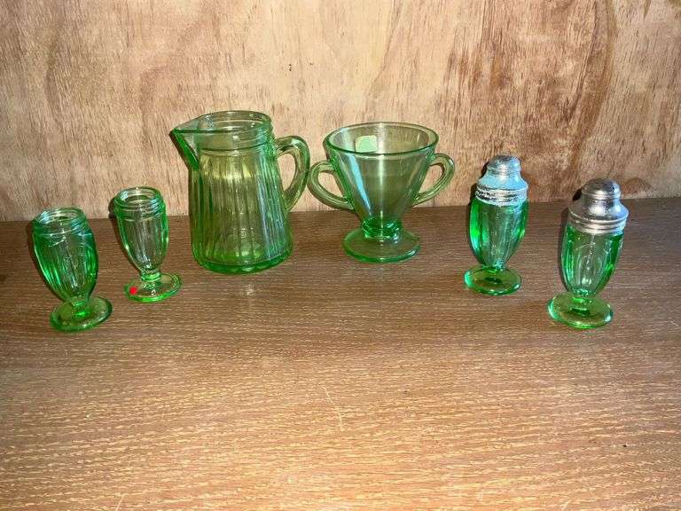 Green syrup pitcher, 2-handled cup image
