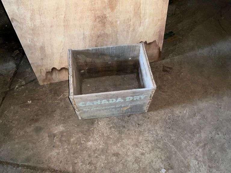 Canada Dry wooden crate image