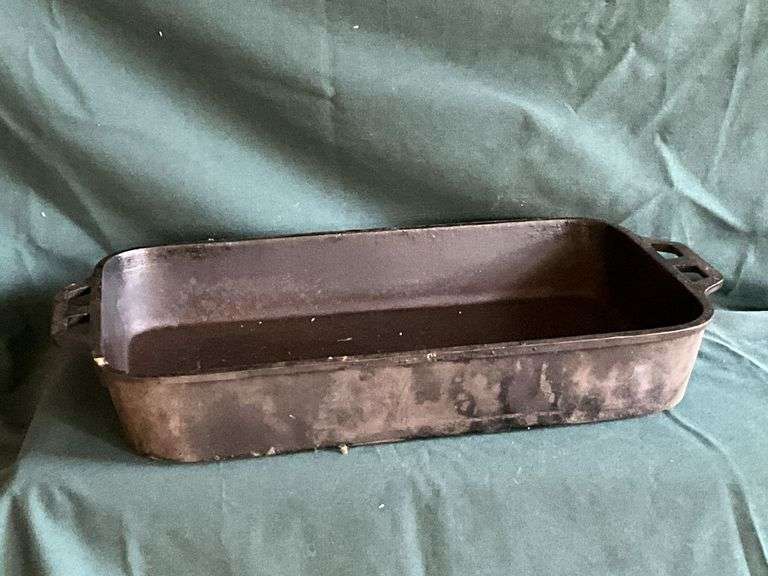 Cast iron casserole dish image