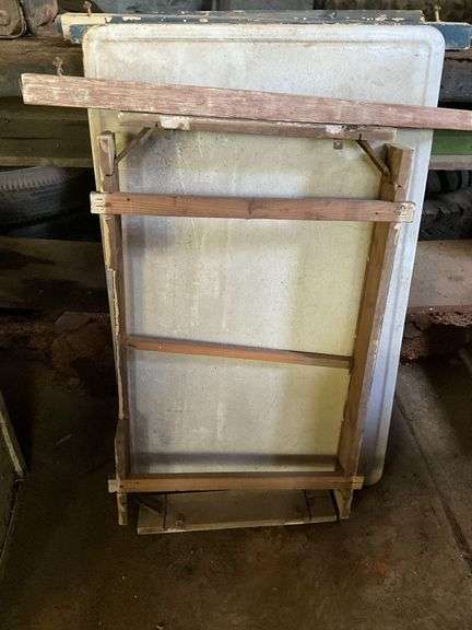 Enamel top table, DIY project image