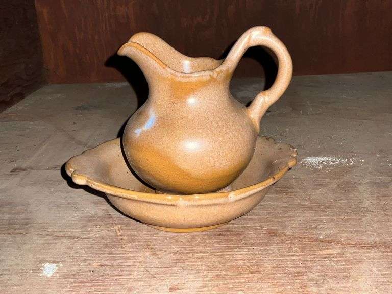 Frankoma small pitcher and basin image