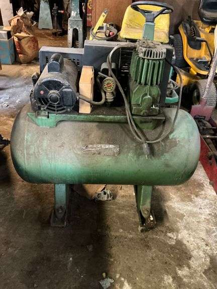 Sears air compressor on rollers SN: 01178-366885 image