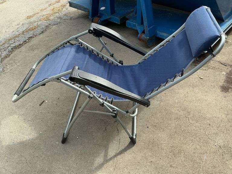 Folding lounge chair image