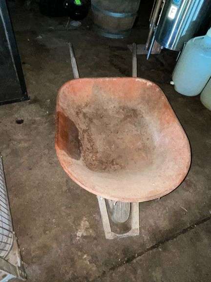 Wheelbarrow with pneumatic tire image