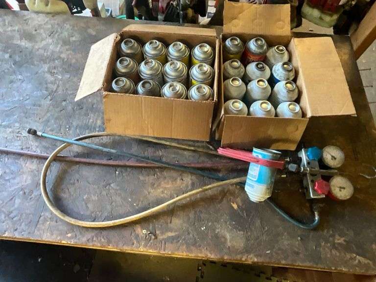 (21) R12 freon, (2) 134A and 1 can of leak find, set of TIF air conditioner gauges image