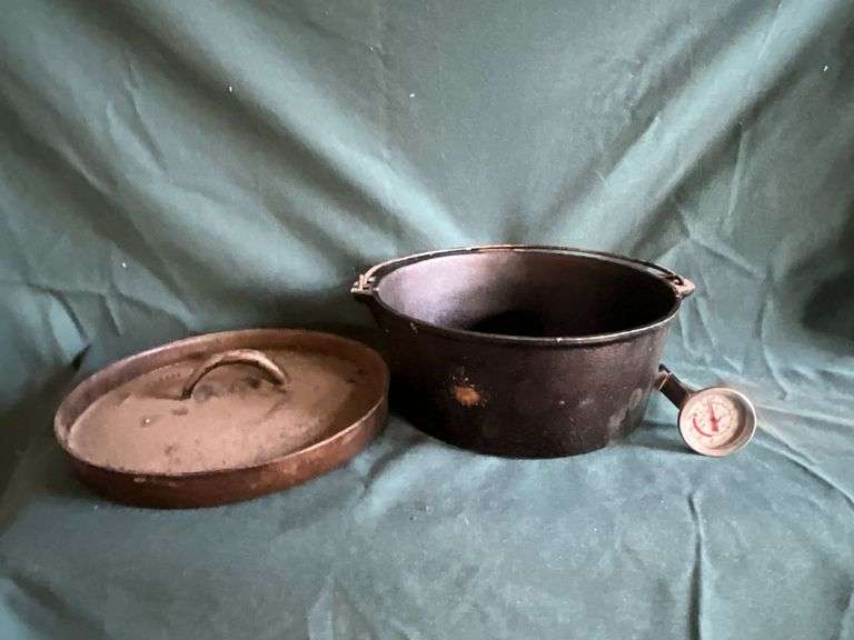 10 1/2" cast iron pot with American Camper cast iron lid image