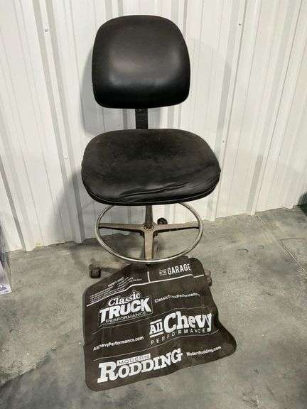 Adjustable height bar stool image
