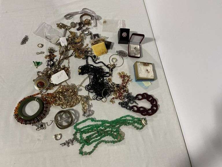 Costume jewelry image
