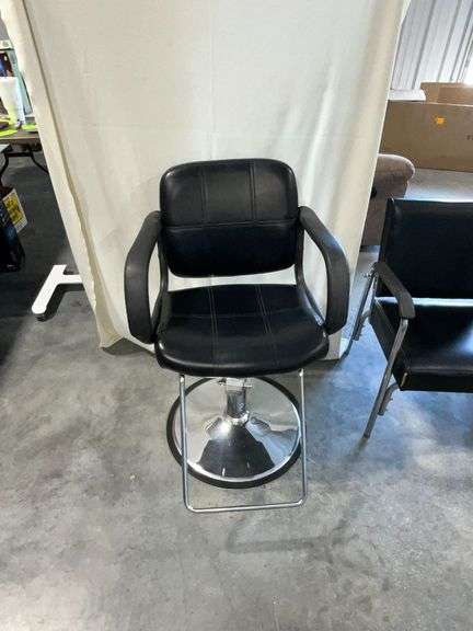 Hydraulic stylist chair, swivels image