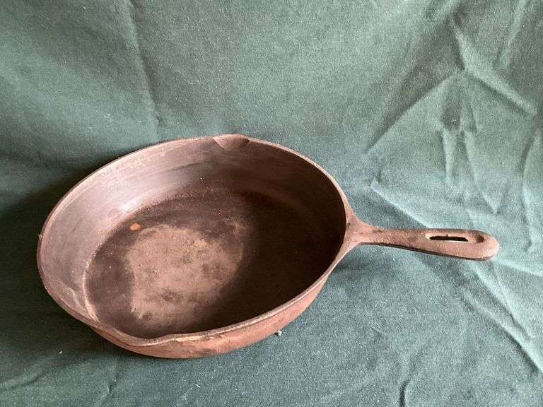 10 1/2" cast iron skillet. image