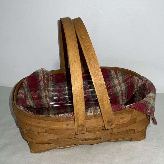 2001 Longaberger basket with cloth liner and plastic liner image