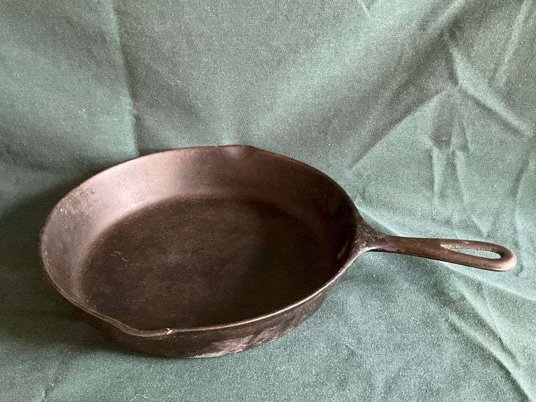 No. 7 cast iron skillet. image