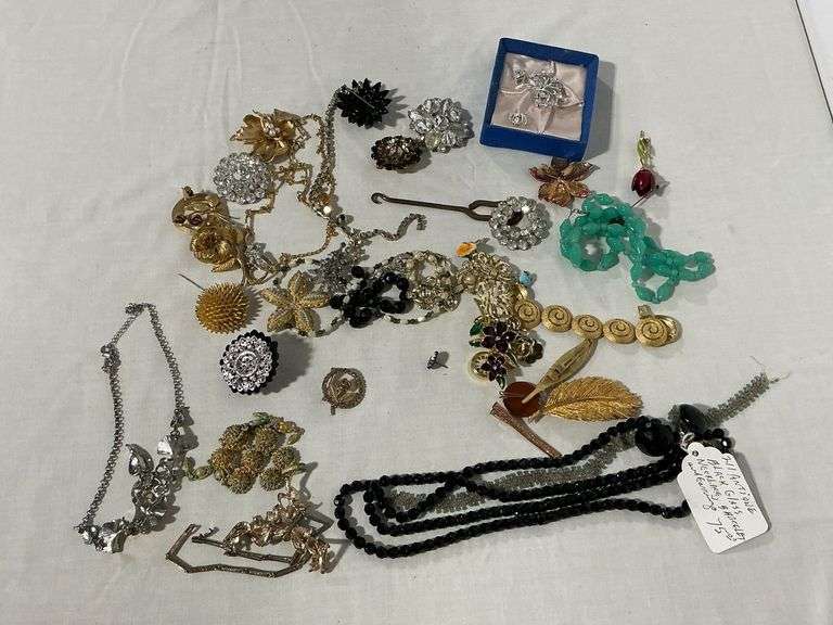 Costume jewelry image