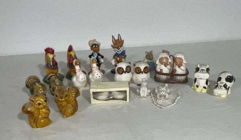 Salt & pepper shakers image