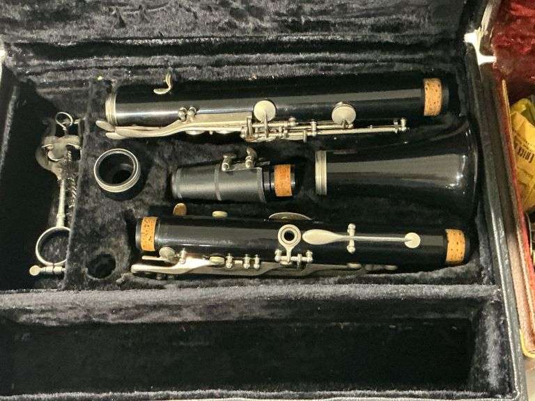 Lyons clarinet in case image