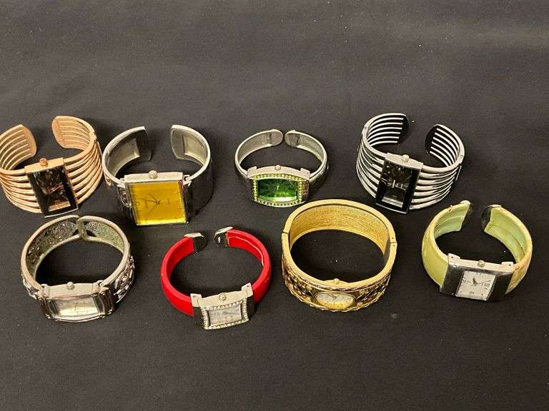 Women's bangle/cuff watches image