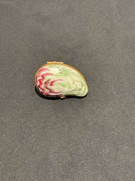 Limoges oyster box with pearl No. 65/1000, possibly artist signed image